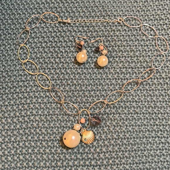 Source Unknown Jewelry - Set of necklace and earrings